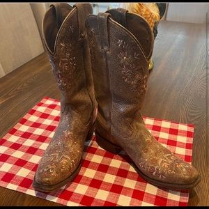 Ariat size 8 women’s cowboy boots.